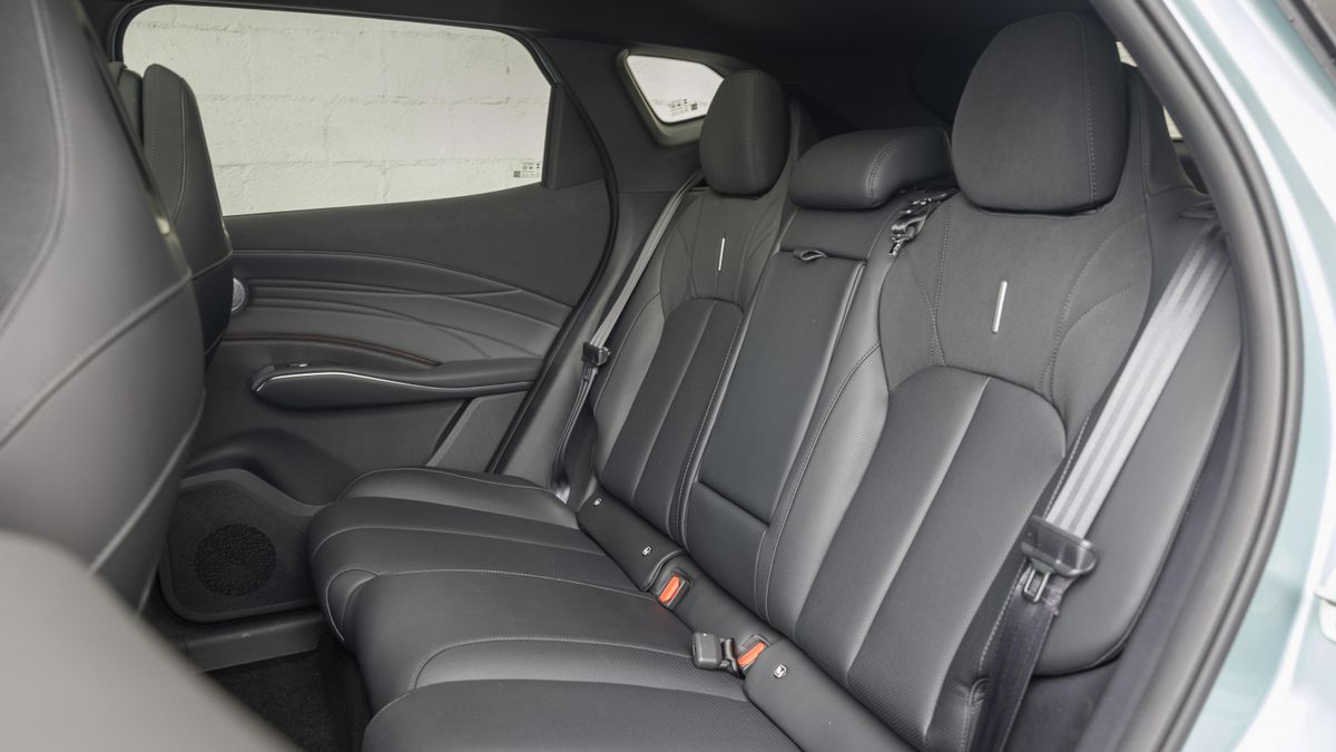 Las plazas traseras del Omoda 7 SHS destacan por su espacio y comodidad.