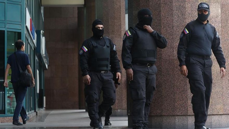 Miembros del Servicio Bolivariano de Inteligencia Nacional (Sebin) fueron registrados este martes al inspeccionar el interior del edificio donde se ubica la oficina del líder opositor venezolano Juan Guaidó, en Caracas (Venezuela).