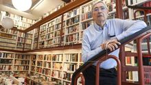 Ignacio Latierro, cofundador de 'Lagun',junto a María Teresa Castells, en la librería donostiarra.