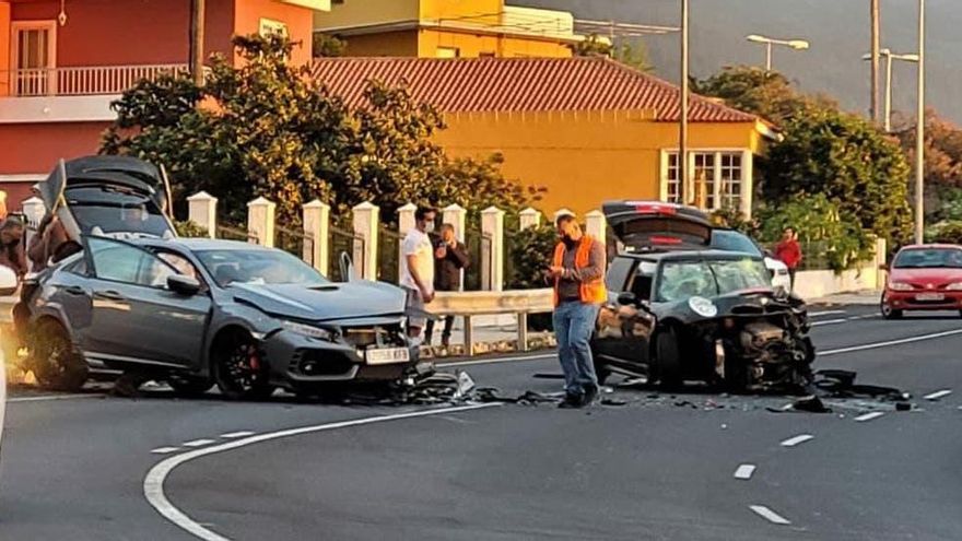 Tres heridos en una colisión de dos coches en El Paso