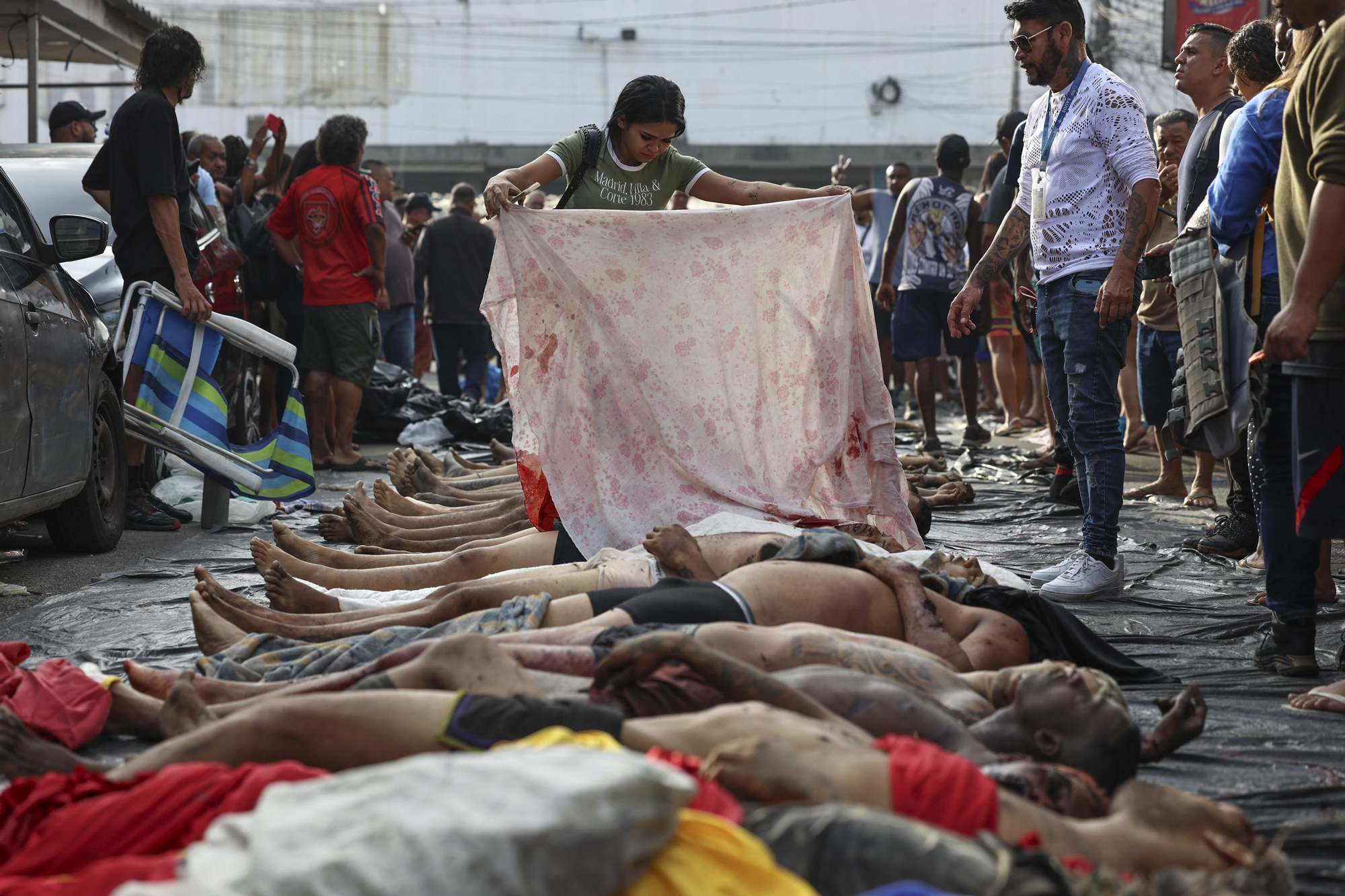Al menos 40 cadáveres fueron expuestos en la plaza de una de las favelas de Río de Janeiro, pero se estima que podrían ser más de 100 los muertos.