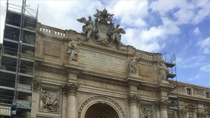 La Fontana de Trevi comienza a ver la luz tras ocho meses de restauración