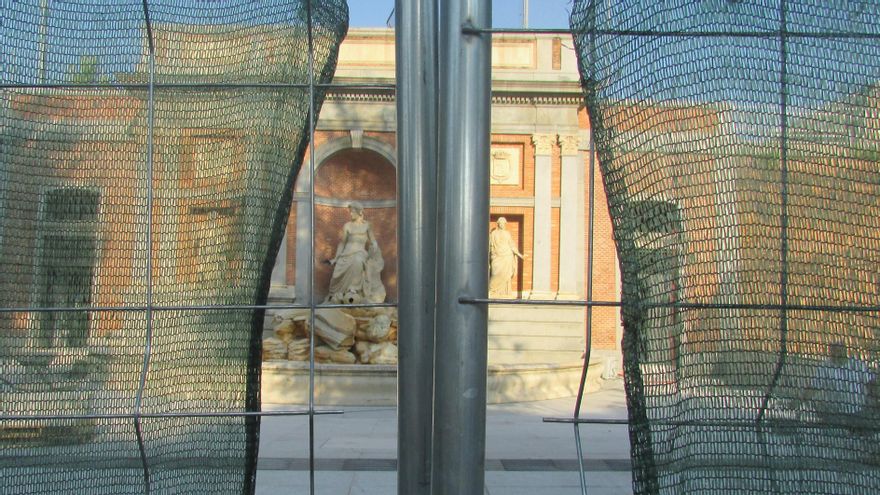 La fuente del río Lozoya en obras detrás de la valla