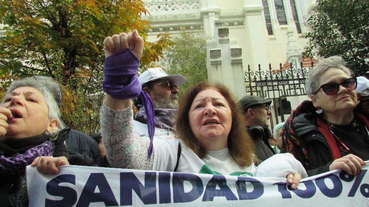 Decenas de personas protestan ante la sede de Ribera Salud, gestora del Hospital de Torrejón: "Somos pacientes, no clientes"