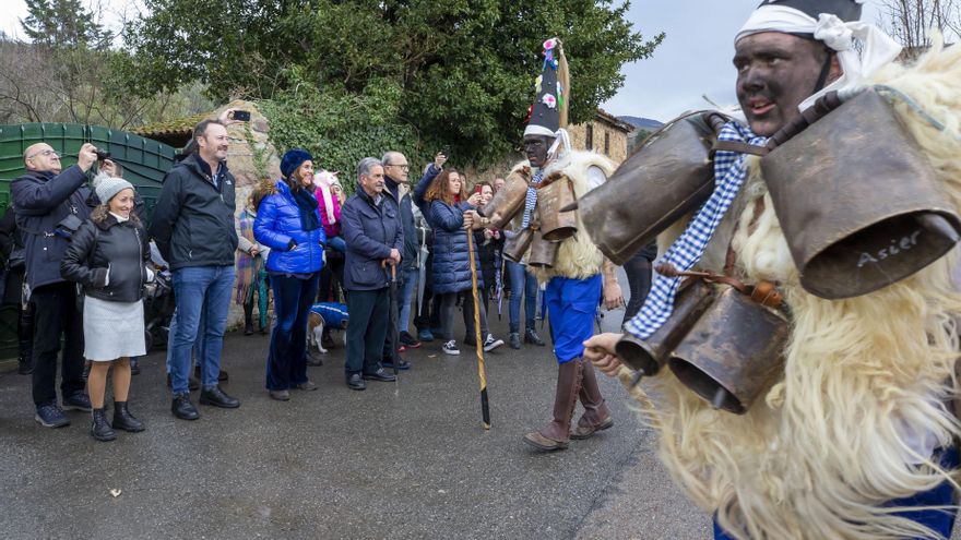 El presidente de Cantabria, Miguel Ángel Revilla; el vicepresidente, Pablo Zuloaga, y varios consejeros asisten a La Vijanera
