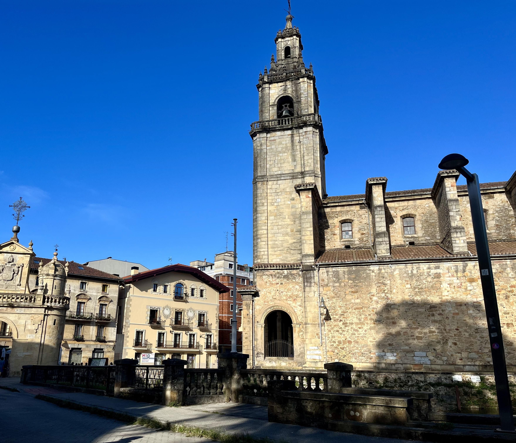 La destacada Parroquia de Santa Ana junto al arco del mismo nombre en Durango.