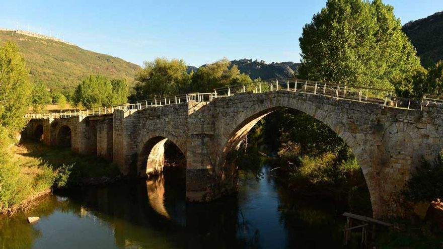Construido en piedra de sillería, este puente burgalés es considerado uno de los mejores ejemplos de la ingeniería medieval de la provincia
