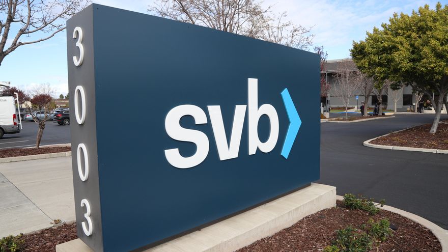 Fotografía de archivo en la que se registró un logo del banco Silicon Valley Bank (SBV), en una de sus sedes, en Santa Clara (California, EE.UU.). EFE/George Nikitin