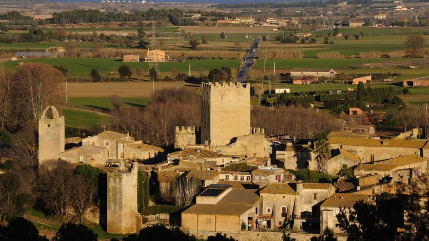 El pequeño pueblo medieval con un imponente castillo y calles empedradas en el que harás un viaje en el tiempo