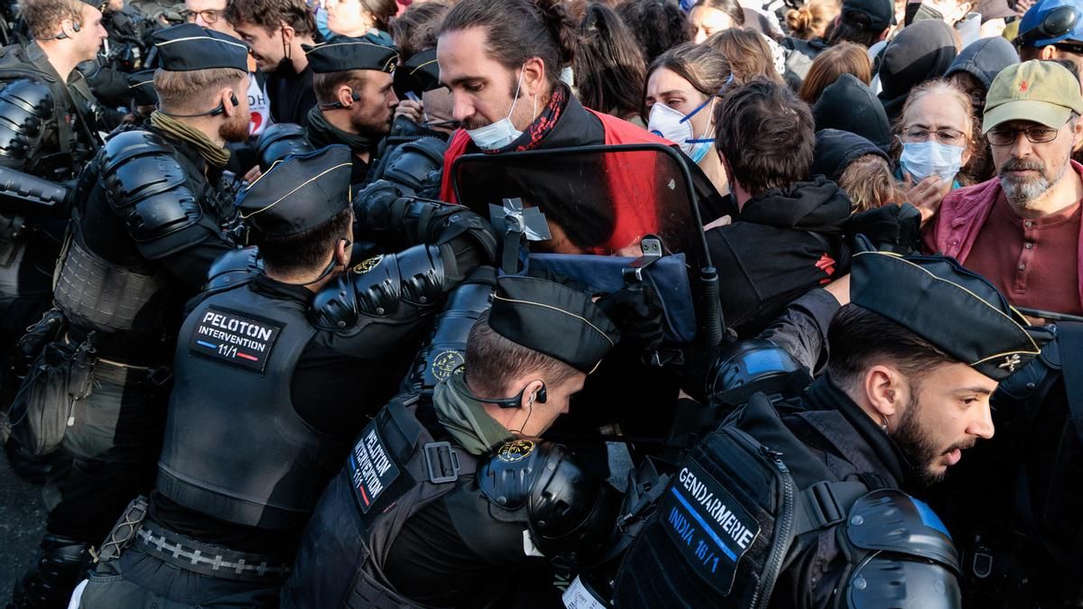 La policía antidisturbios se enfrenta a manifestantes en una jornada clave de protestas estudiantiles en Francia