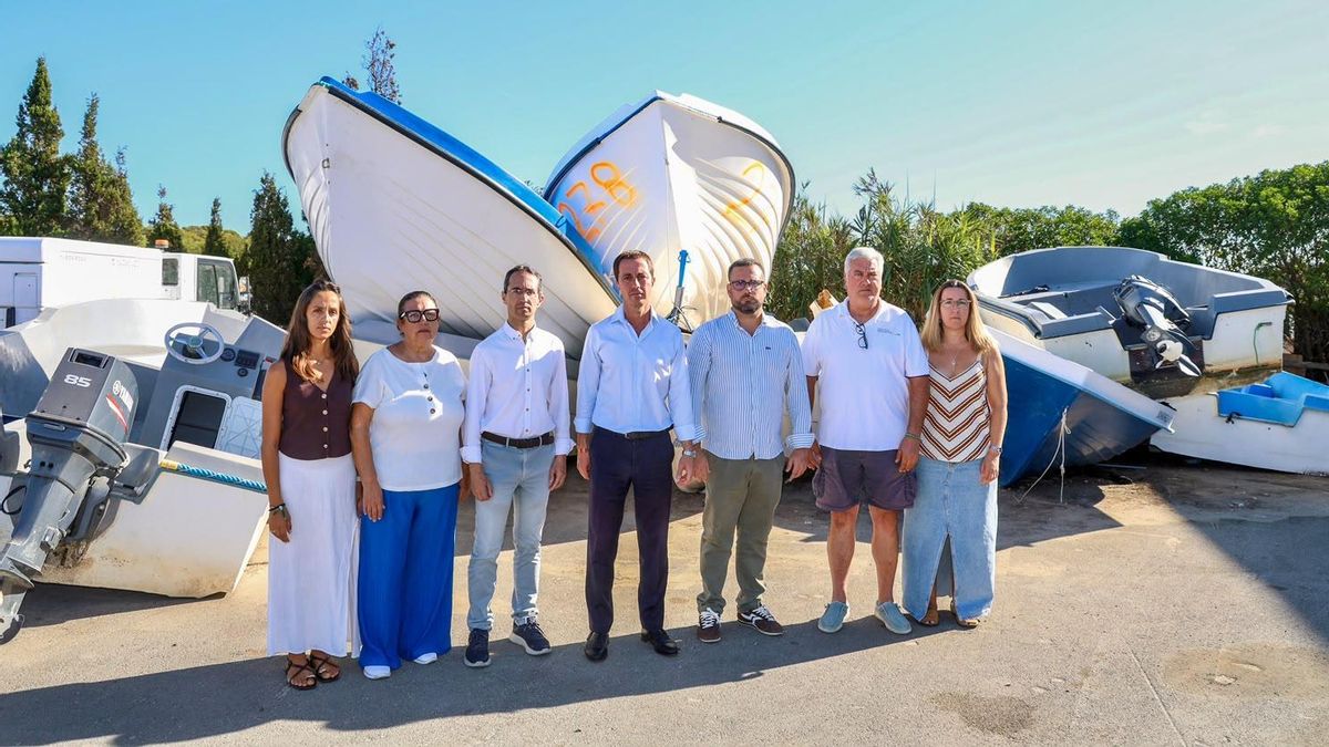 El presidente del PP en Mallorca 'posa' delante de pateras para criticar la política migratoria de Sánchez