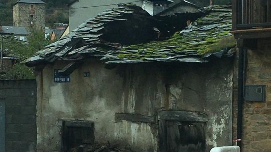 Las lluvias y el abandono se acabaron cobrando la chimenea inclinada de Torenillo.