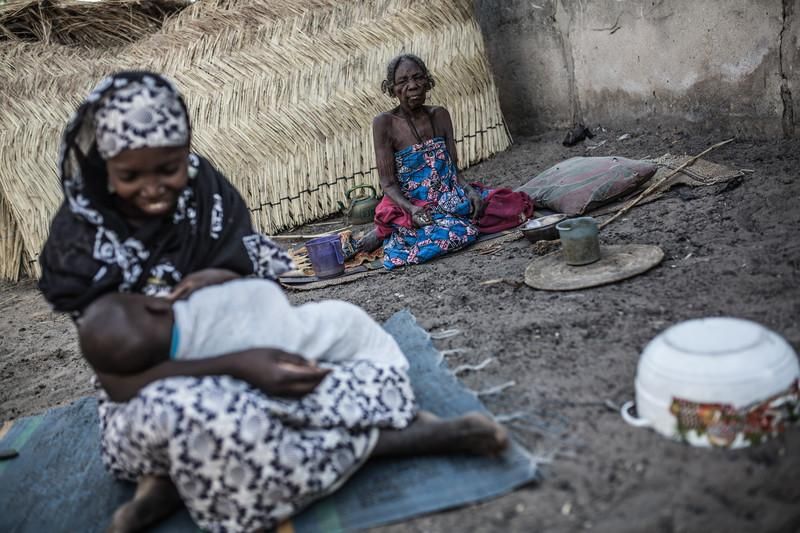 Jakana es una comunidad nigeriana que sufrió los ataques de Boko Haram, pero hoy es el refugio de miles de personas desplazadas de sus pueblos y que aquí buscaron refugio. Un grupo de mujeres en el patio de una vivienda de acogida.