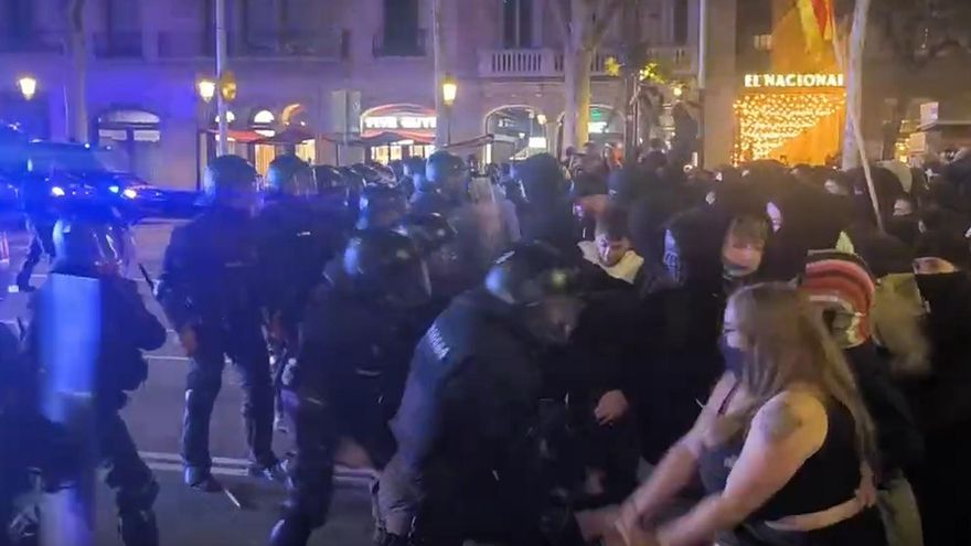 Cargas policiales en la manifestación por la vivienda en Barcelona.