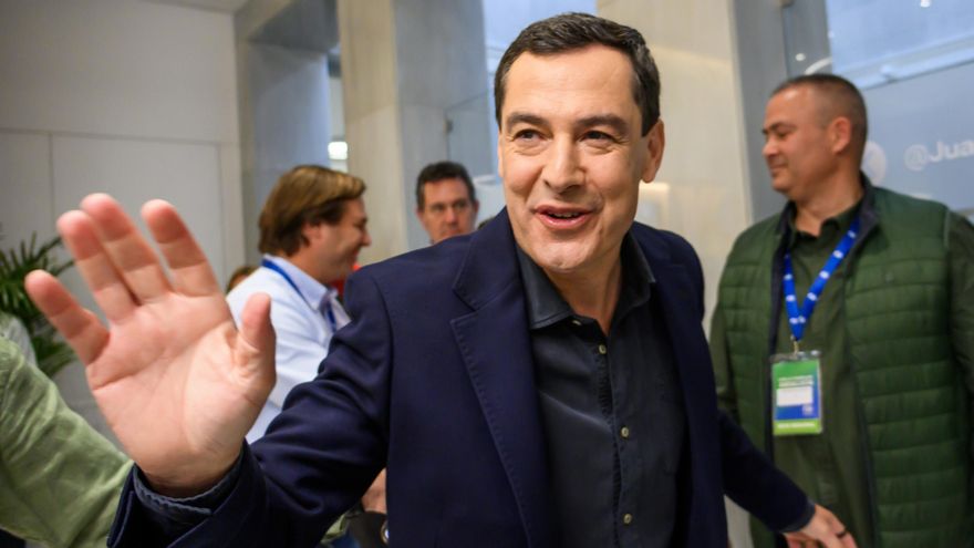 El candidato a la presidencia de la Junta de Andalucía por el PP, Juanma Moreno, a su llegada a la sede de su Partido en Sevilla para seguir los resultados electorales. EFE/ Raúl Caro.