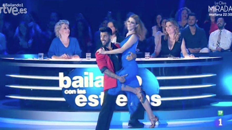 Los miembros del jurado tras los bailarines