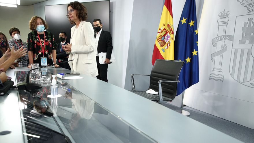 La ministra portavoz y de Hacienda, María Jesús Montero, habla con periodistas al término de una rueda de prensa posterior al Consejo de Ministros en Moncloa, en Madrid (España), a 1 de septiembre de 2020.