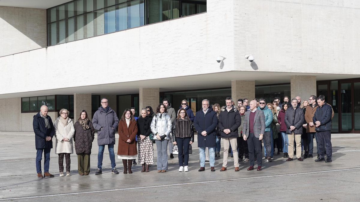 El presidente de las Cortes de Castilla y León junto a varios procuradores guardan un minuto de silencio.