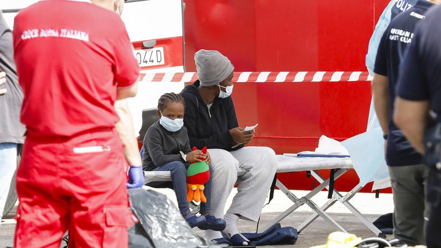 Dos barcos de ONG con 487 migrantes salvados en el Mediterráneo piden puerto