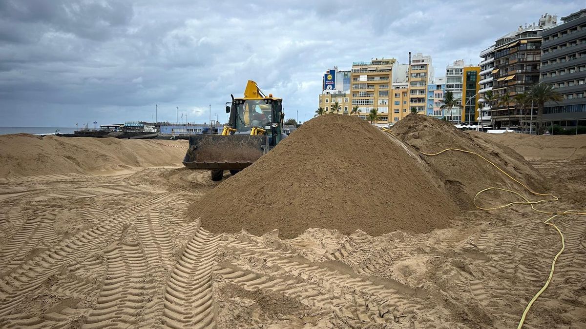 La playa de Las Canteras se prepara para su popular Belén de Arena.