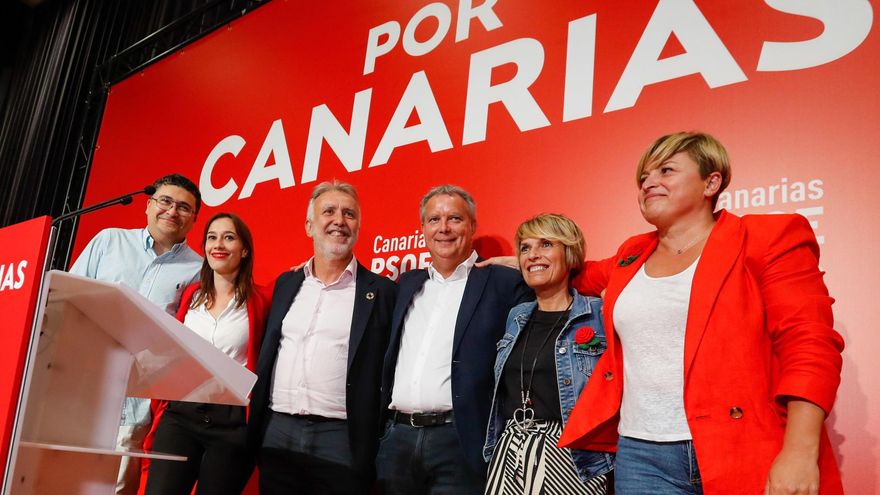 El candidato del PSOE a la Presidencia de Canarias, Ángel Víctor Torres (3i), y sus compañeros de partido y candidatos Chano Franquis (3d), Elena Máñez (2d), y Nira Fierro (2i), durante su comparecencia ante los medios de comunicación tras conocer los resultados de las elecciones