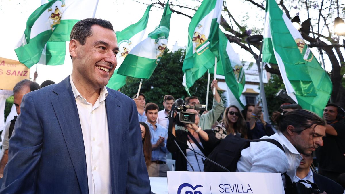 El presidente del PP-A y de la Junta de Andalucía, Moreno, durante el acto de cierre de campaña a las elecciones municipales que se celebra en la Plaza de San Gonzalo de Triana. A 26 de mayo del 2023 en Sevilla (Andalucía, España). El acto se celeb