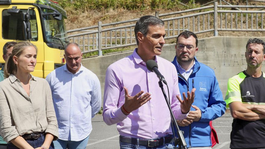 El presidente del Gobierno, Pedro Sánchez, acompañado por la vicepresidenta tercera y ministra para la Transición Ecológica y el Reto Demográfico, Sara Aagesen (i), y el presiente de Asturias, Adrián Barbón (2d), hace una declaración durante su visita al Puesto de Mando Avanzado de Degaña (Asturias), en donde se concentran los mayores esfuerzos de los equipos de extinción en Asturias.