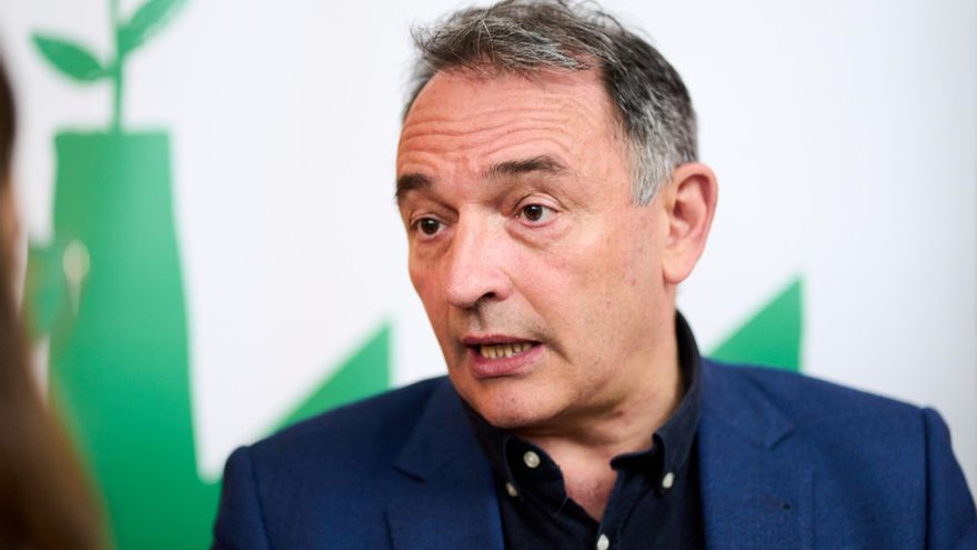 Archivo - El secretario de Estado para la Agenda 2030, Enrique Santiago, atiende a los medios durante unas  jornadas de IU Cantabria sobre Industria y Energía, en el Hotel Torresport, a 23 de abril de 2022, en Santander, Cantabria (España).