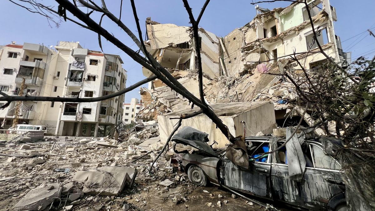 Daños en el lugar de un ataque aéreo israelí en Tiro el 4 de abril.