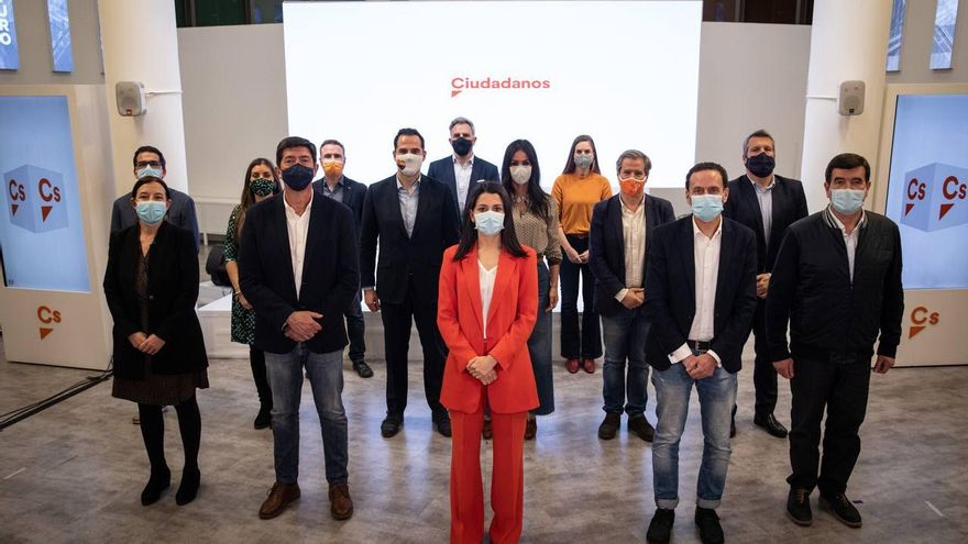 Inés Arrimadas (centro) con su nueva Ejecutiva, que incorpora a Fernando Giner (primero por la derecha).