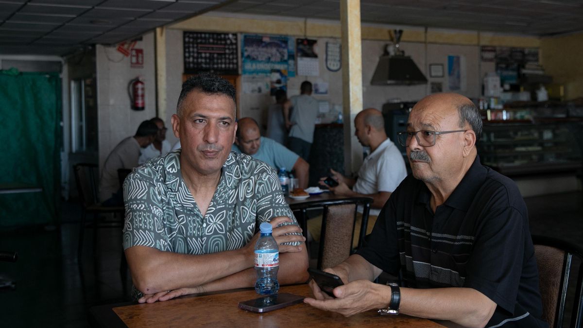 Nabil y El Miloud en una cafetería a las afueras de Torre Pacheco