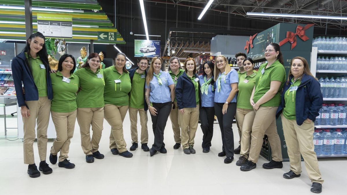 Empleados de un supermercado HiperDino.