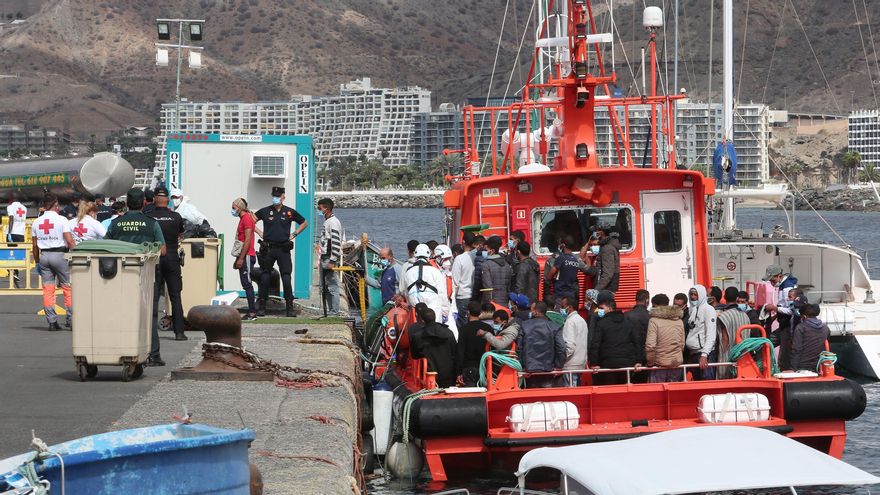 Desembarco en el muelle de Arguineguín de personas rescatadas por Salvamento Marítimo.