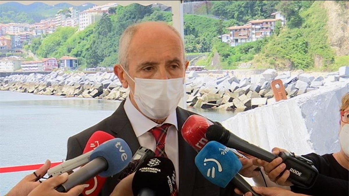 Ell consejero de Seguridad y vicelehendakari, Josu Erkoreka, en declaraciones en el Puerto de Mutriku (Gipuzkoa)