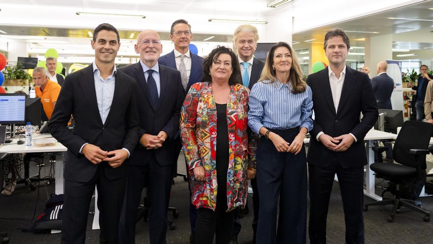 De izquierda a derecha: Rob Jetten, del partido D66; Frans Timmermans, del partido GroenLinks-PvdA; Joost Eerdmans, del JA21; Caroline van der Plas, del BBB; Geert Wilders, del partido PVV, Dilan Yesilgoz, del VVD, y Henri Bontenbal, del CDA, posan para una foto de grupo durante la séptima edición de la Tarde Electoral del Telegraaf en Ámsterdam.