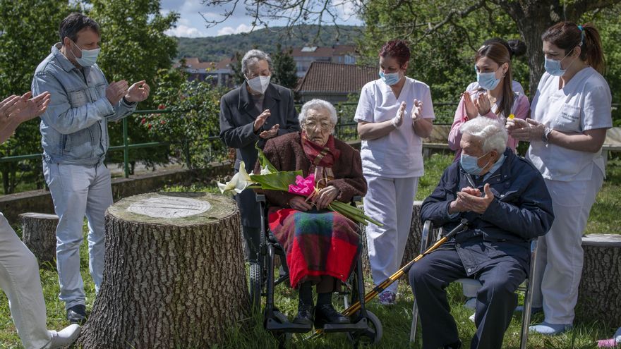 María Elena Perez, que vive en la residencia San Carlos de Celanova, celebra su 99 cumpleaños aplaudida por familiares y cuidadoras