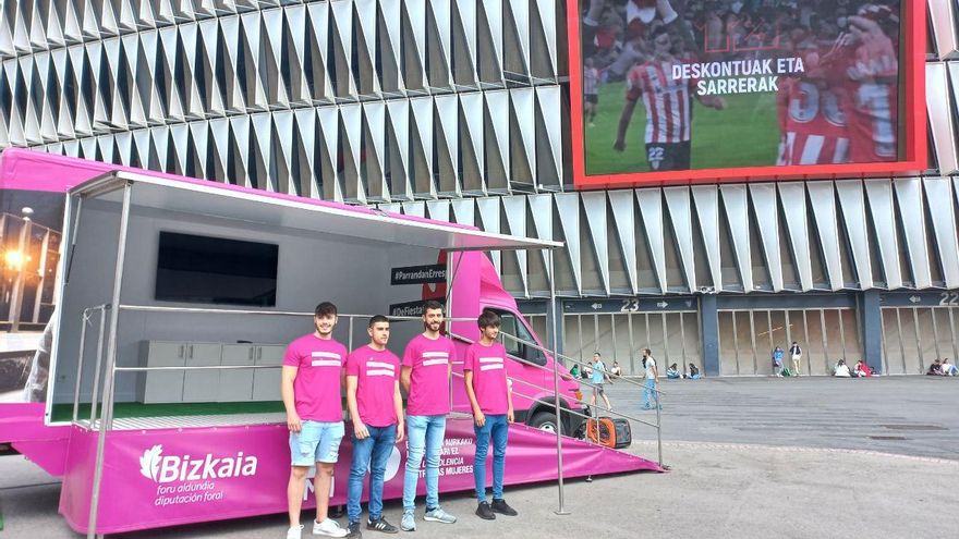 Cuatro jóvenes que participarán en la campaña '¿Por qué son ellas las que pasan miedo al volver a casa solas?' frente al autobús que se instalará en las fiestas de los pueblos y festivales