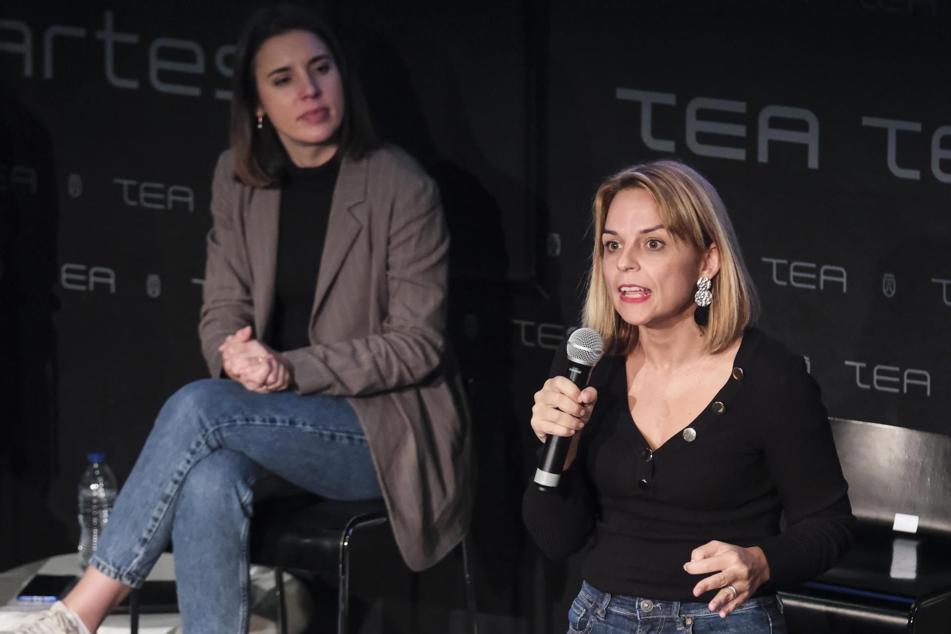 Noemí Santana, en el acto en TEA junto a Irene Montero.