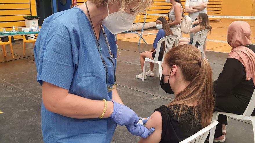 Una trabajadora administra una dosis en un punto de vacunación en Almería.