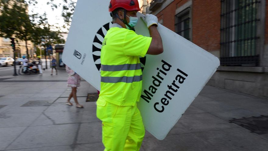 Agentes de movilidad en el primer día del nuevo Madrid Central: 