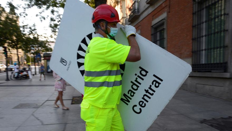 Un operario comienza hoy domingo la retirada de la señalética de Madrid Central, tres días antes de que entre en vigor la nueva ordenanza de Movilidad Sostenible de la capital.