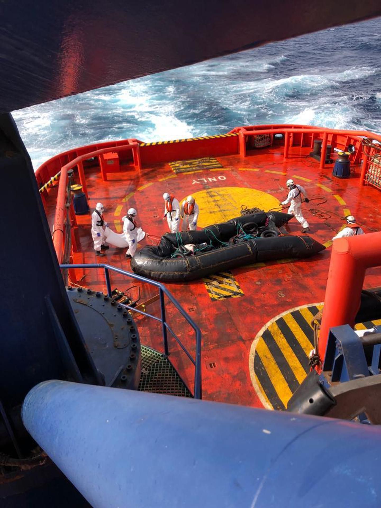 Los marineros del buque Miguel de Cervantes recuperaron el 2 de octubre la neumática de la que fue rescatado la víspera en helicóptero el joven marfileño Fofana V., tras nueve días a la deriva