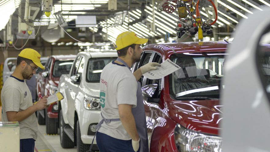 La UIA advierte que la actividad industrial registra una caída anual del 14,3%