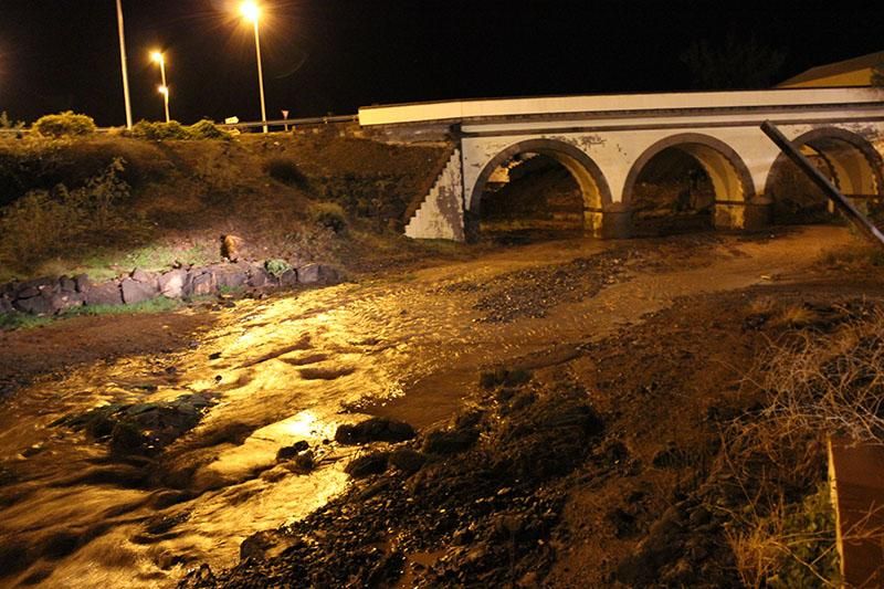 El barranco corrió bajo el Puente de los tres ojos de Gáldar, una instantanea que según los vecinos, no se tomaba desde hace años. (Foto: Borja Vera).
