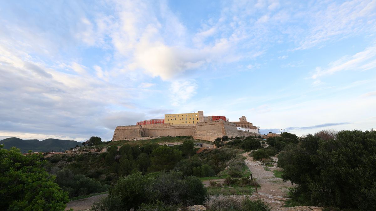 Vista panorámica de la fortaleza de Dalt Vila, que servía para vigilar y proteger la isla