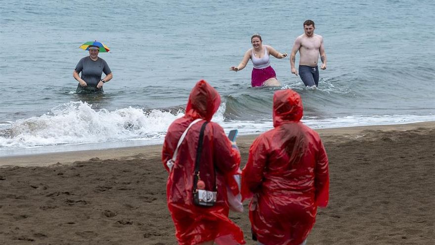 Turistas se dan un baño en Puerto del Carmen, municipio de Tías.