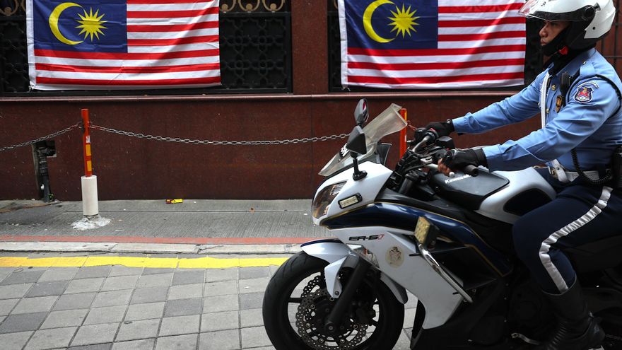 Detienen a un hombre en Malasia por colocar la bandera nacional del revés