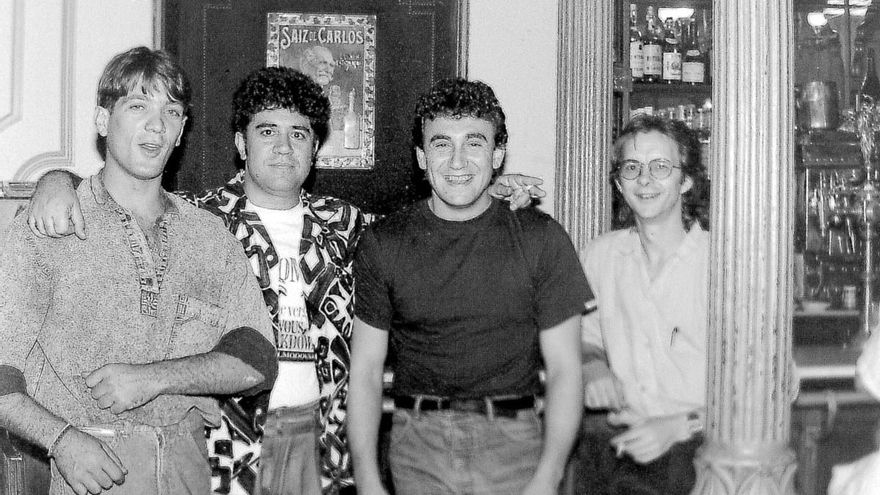 Las míticas noches de la Malasaña de los 80 y los 90 en el Café Manuela: tertulias, música, poesía, porros y alcohol