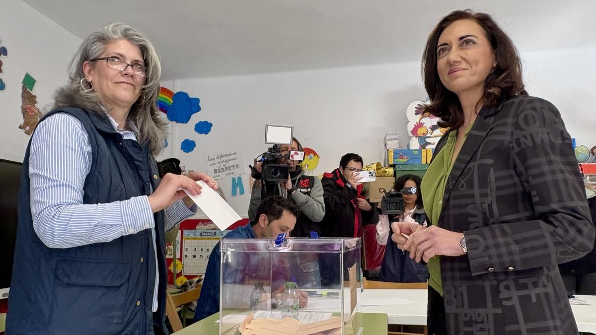 Alicia Gallego (derecha), candidata a la Junta por UPL, vota en Santa María del Páramo.