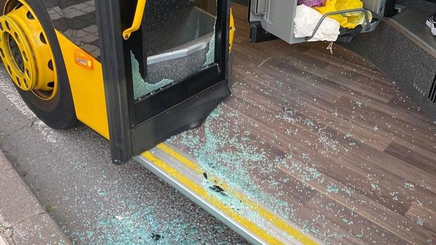 Destroza la ventana de una guagua porque el chófer no paró donde él quería